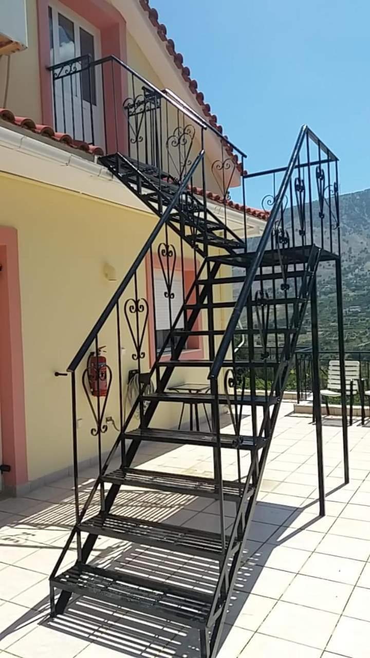 Christos Studios Zóla Rum bild